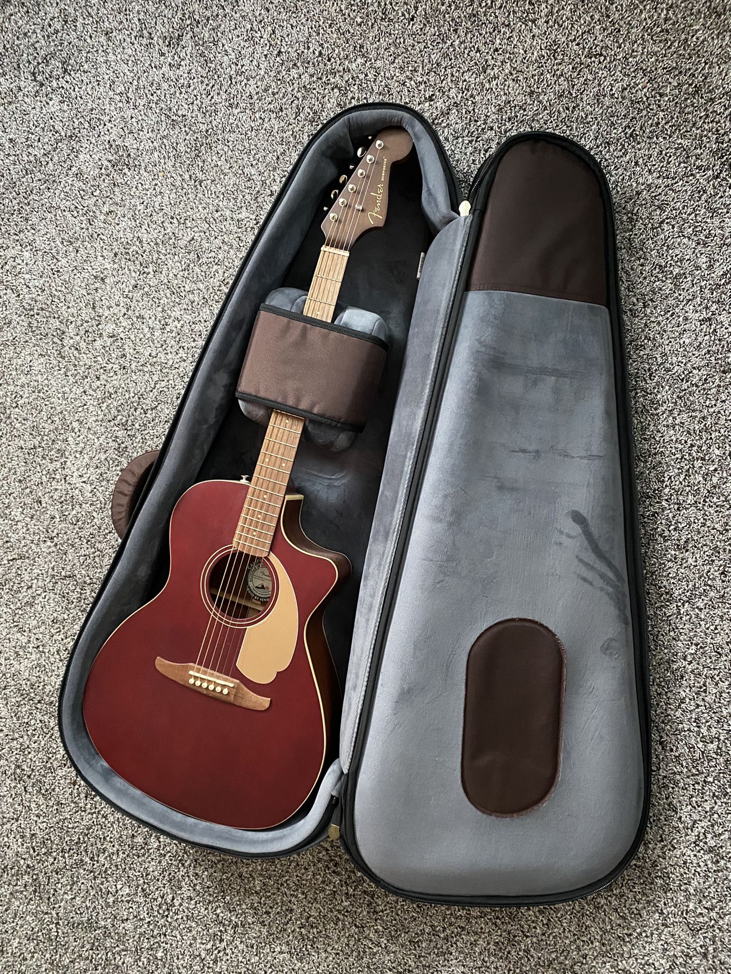 Fender Newporter Player Acoustic-Electric Guitar + Premium Case