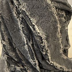 Chic and large Black and White Animal Print Scarf