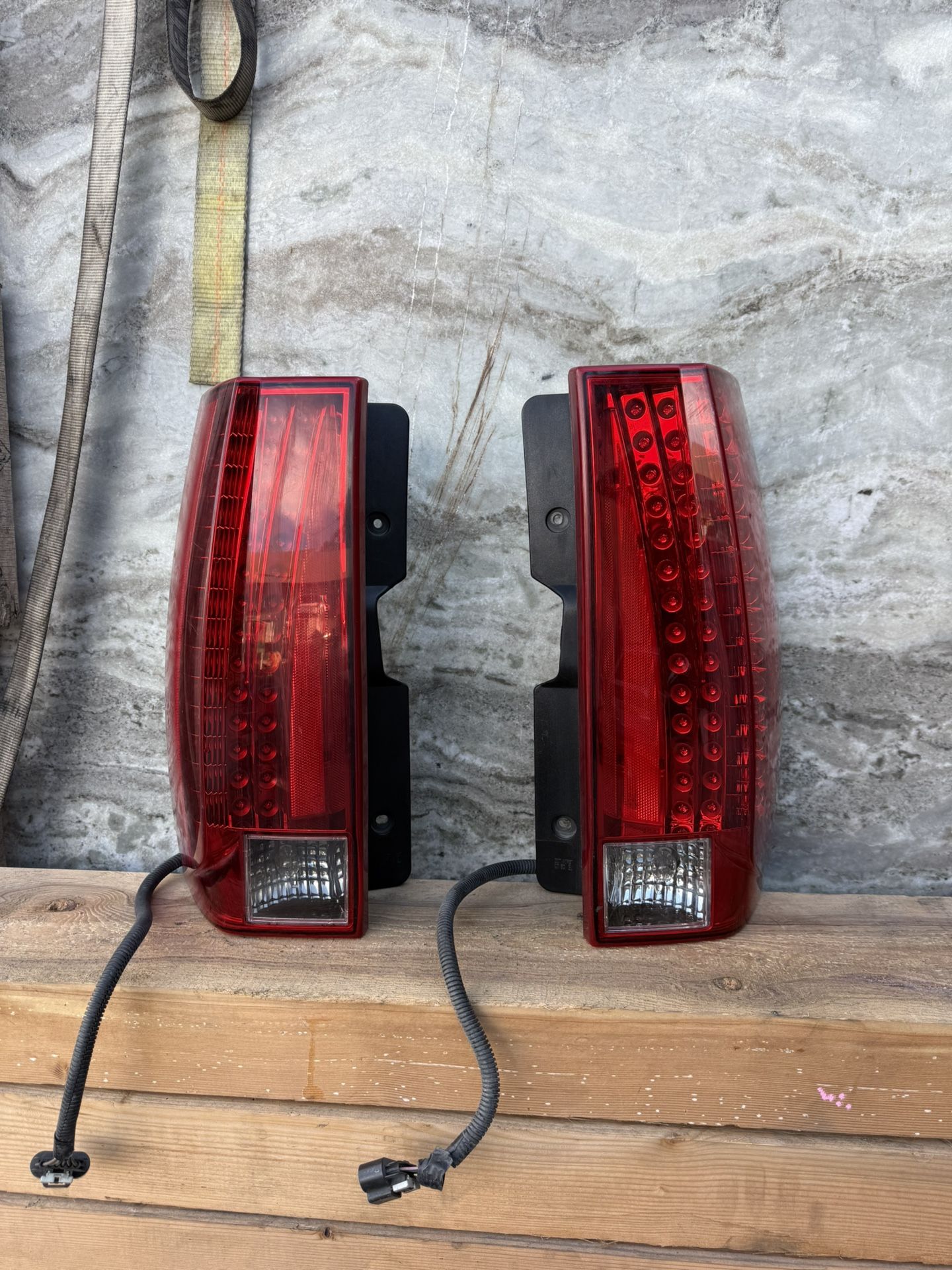 2007 2008 2009 2010 2011 2012 2013 2014 Cadillac Escalade Rear Tail Light Tail Lamp Left Right Passenger Driver Side Original Used OEM LED