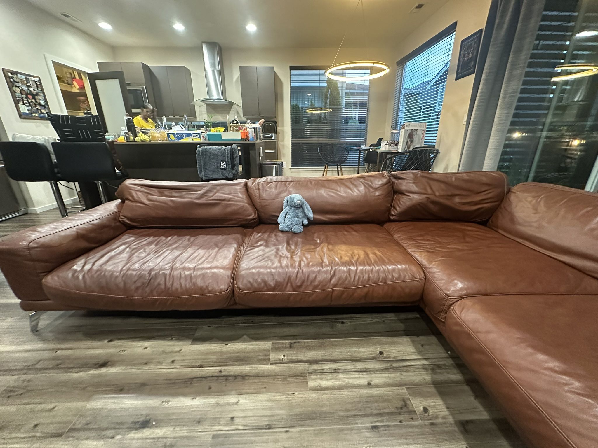 Peruna Leather Sectional (Left Chaise) – Modern, Genuine Leather, Good Condition!