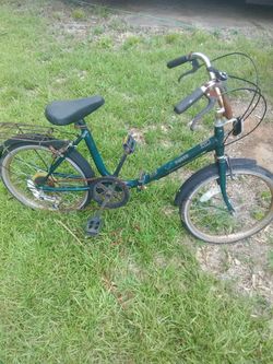 Fold up 20in kids bike, theres a handle in the middle when turned allows bike to be folded and made half as big to put n trunk