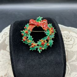 VTG Christmas Wreath Pin Brooch Green Red Gold Tone Enamel