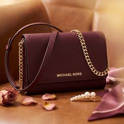Gorgeous Michael Kors bag. Featuring iconic gold chain and a versatile crossbody design