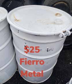 Barriles tanks barrels 55 Gal  located in elsa los tengo en elsa $25 each cada uno