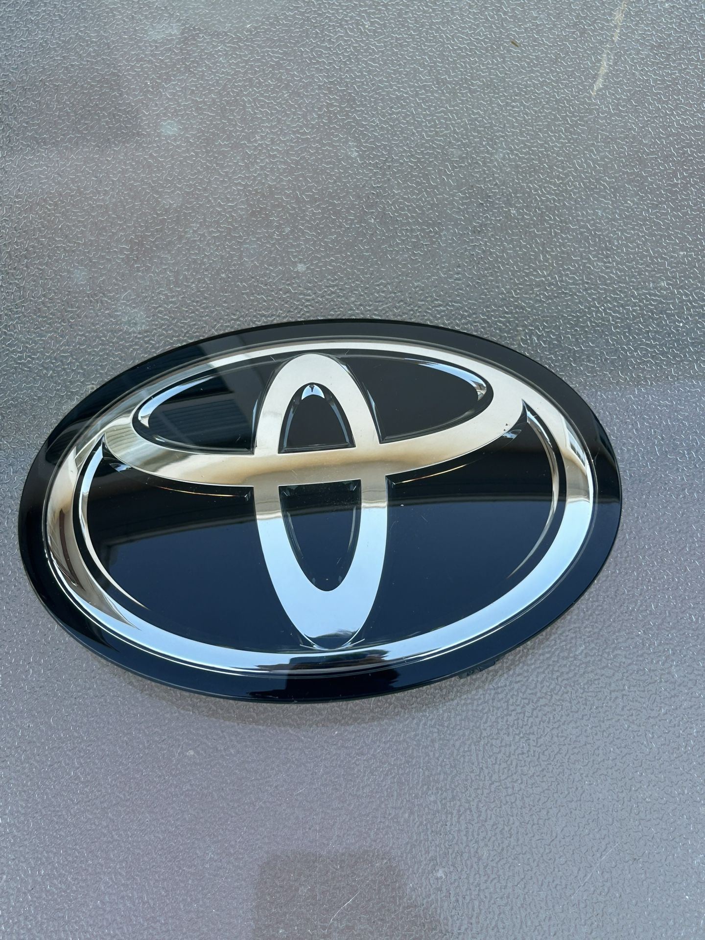 2019-2024 Toyota RAV4 Camry Front Grille Emblem 53141–33130/33140 OEM Broken Tab