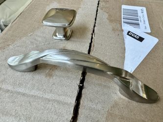 19 Cabinet Handles and 12 Knobs