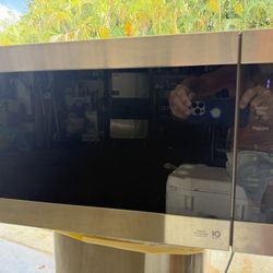 Large LG Microwave Like New