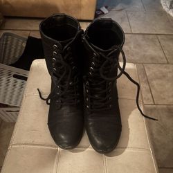 Woman’s Lace Up Boots size 6