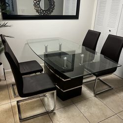 Dinning room table with chairs included / Comedor de mesa con sillas incluidas 