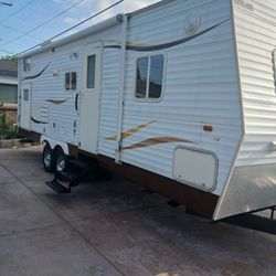 2007 Nomad 27 Foot Slide-out Queen Bed Like New 