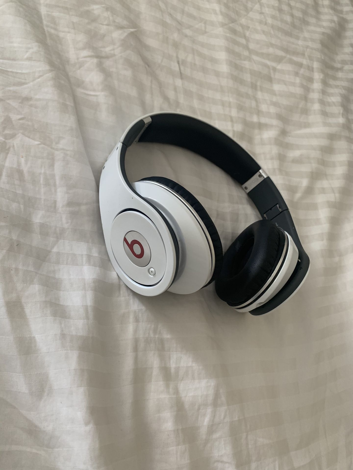 Beats studio original, operates on batteries and not wireless