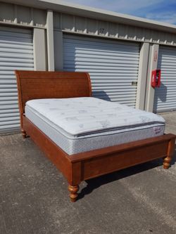 Queen 👑 size bed frame with mattres