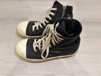High-top canvas sneaker sz9.5