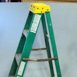 Werner 4' Fiberglass Ladder 