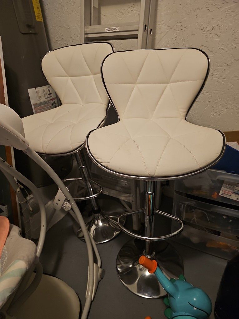 2 White High Chairs $50.00. 4 Sillas Blancas 