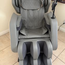Massage Chair/Zero Gravity/New 