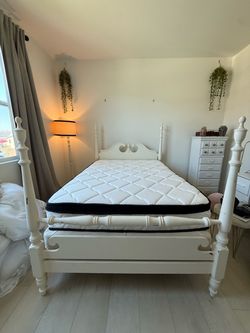 White for post full bedframe, mattress, and boxspring combo White for post full bedframe, mattress, and boxspring combo
