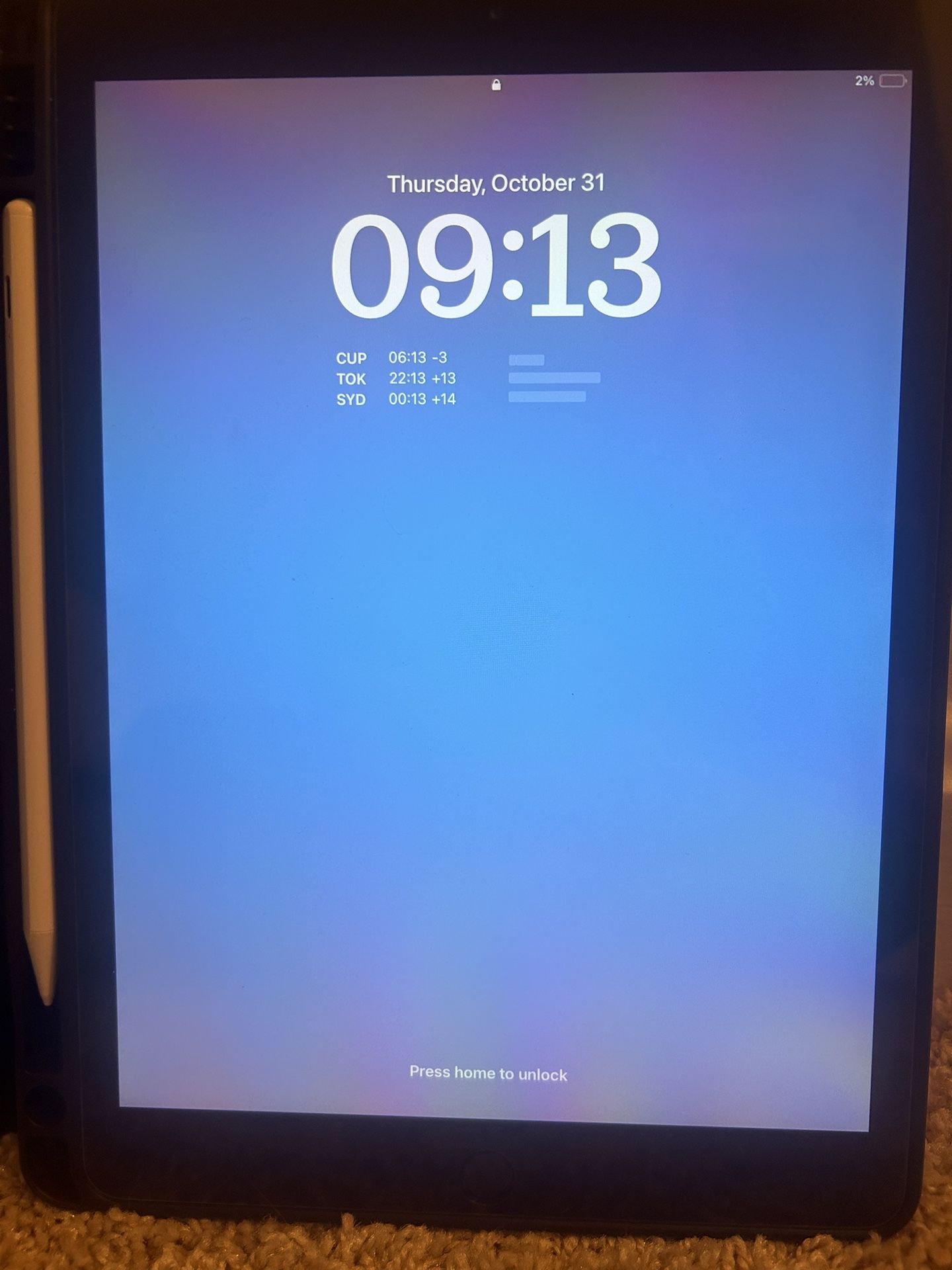 Apple iPad (2020 10.2 in WiFi) w/ Stylus Keyboard Case