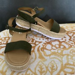 Forever sandals size 8