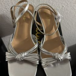 Lulu’s Cacio Silver Heels Sz 8