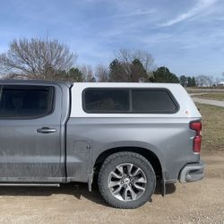 Leer White Topper Chevy Crew Cab Short Poopp Box