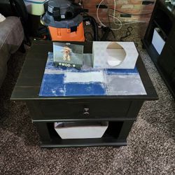 Set Of 2 End Tables In Excellent Condition 