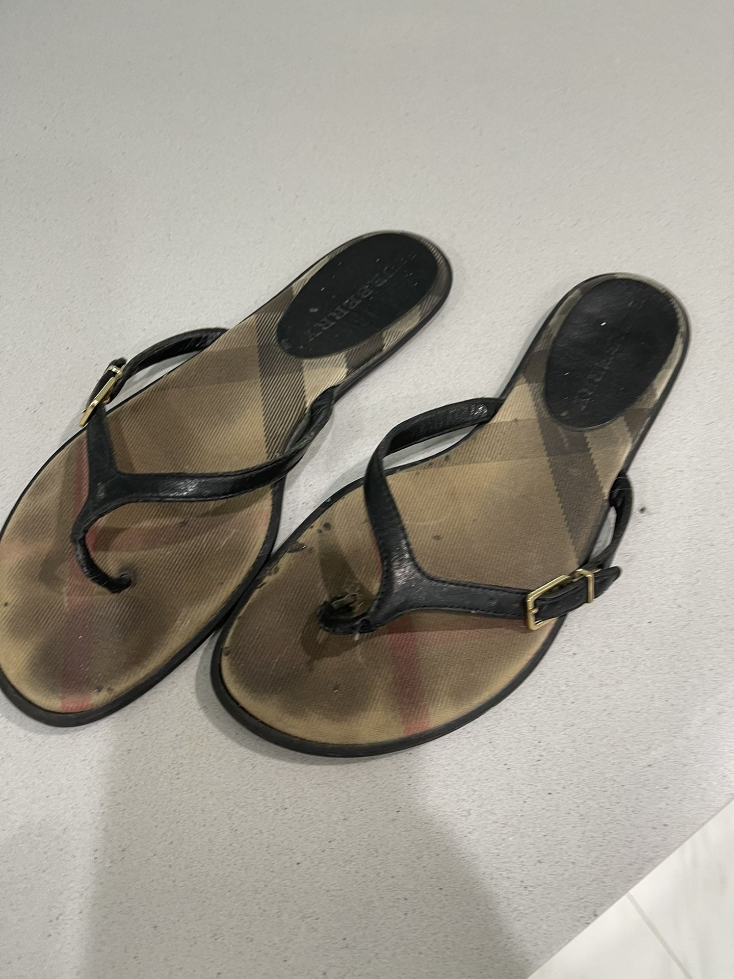 Burberry Flip Flap For Women Size 6.5