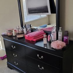 Drawer Dresser & Dresser With Mirror 