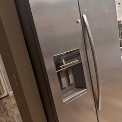 Refrigerator side by side