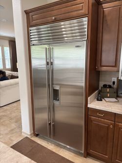 Super Clean 42” Subzero With External Water & Ice maker For Sale 