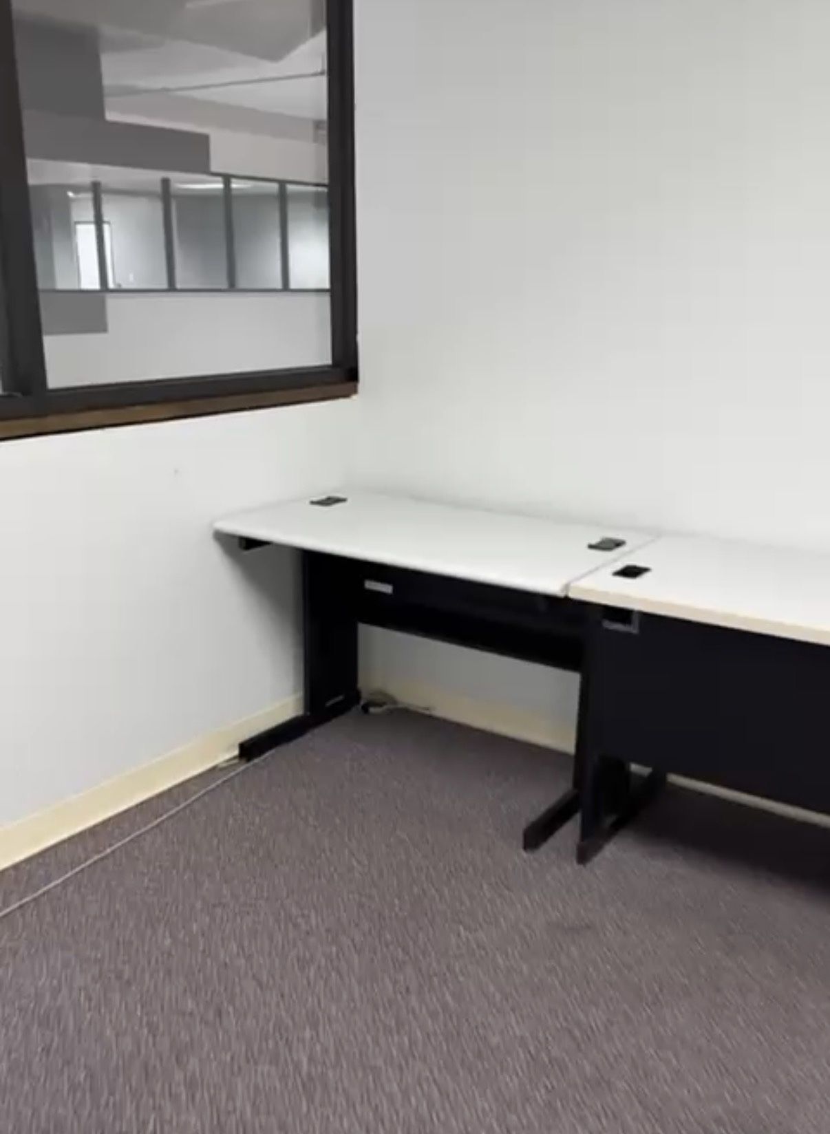 10 Desks in Perfect Conditon