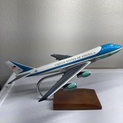 VC-25A B747-200 AIR FORCE ONE 1/100 Brand: Executive Series Model: DAR-B11310 Scale: 1:100 Pre-assembled 