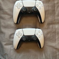 2 PS5 controllers