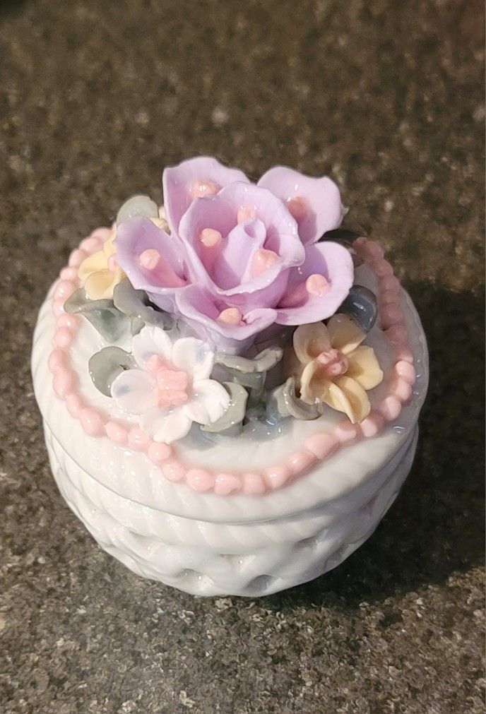 VINTAGE BONE CHINA LATTICE TRINKET BOX DISH WITH FLORAL DESIGN 3"×3"