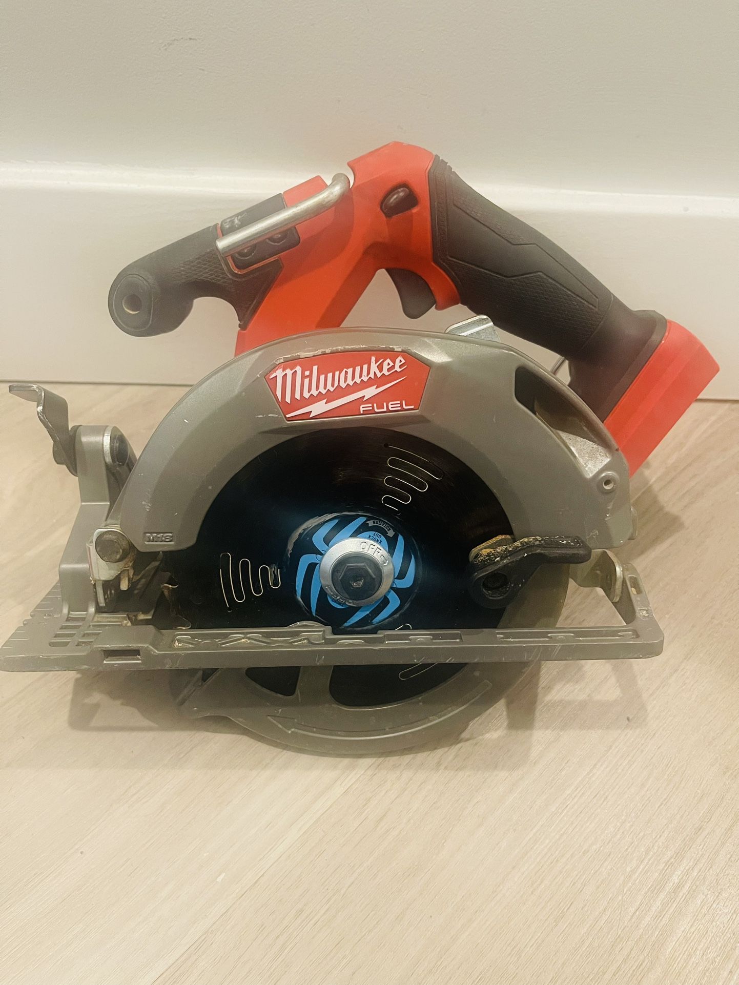 M18 FUEL 18V Lithium-Ion Brushless Cordless 6-1/2 in. Circular Saw (Tool-Only