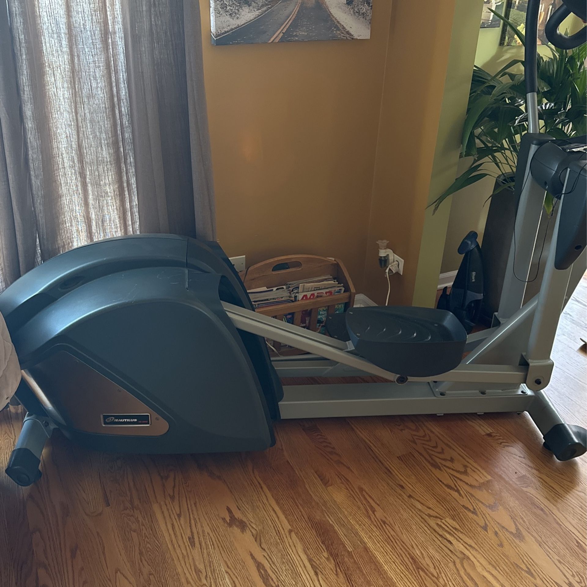 Nautilus Elliptical machine