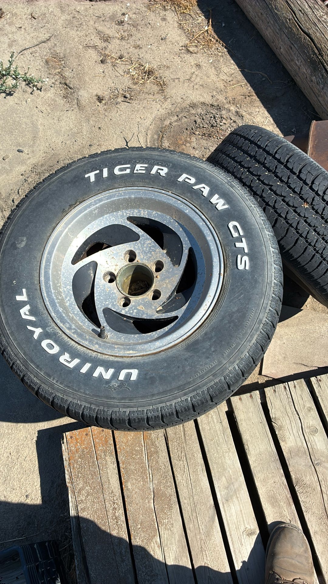 Set Of 5 Lug Wheels Off A Chevrolet S-10
