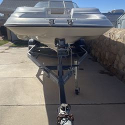 Four Winns Fun Deck Boat 