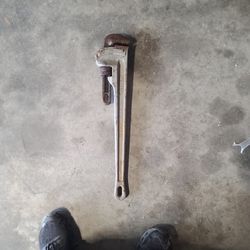 24" Pipe Wrench 