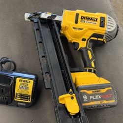 DeWalt FLEXVOLT 21• plastic collated framing nailer w 9AH batt n charger no trades pick up in Tacoma