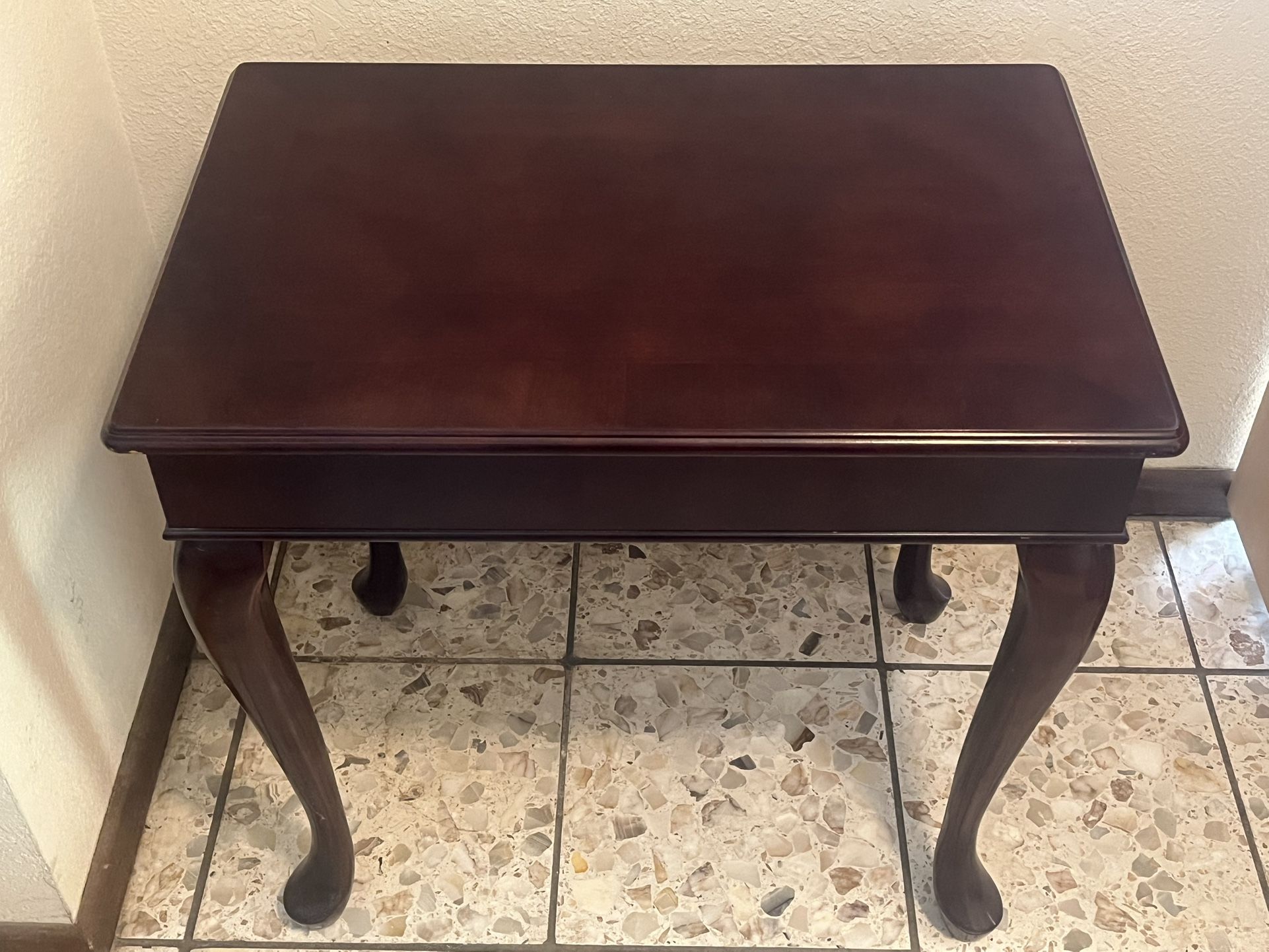 Vintage end table 25” long 16 3/4” deep 23 1/4” tall in excellent condition