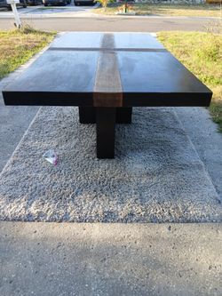 Large dinner table must sell today!!! Buy it or im trowing it away