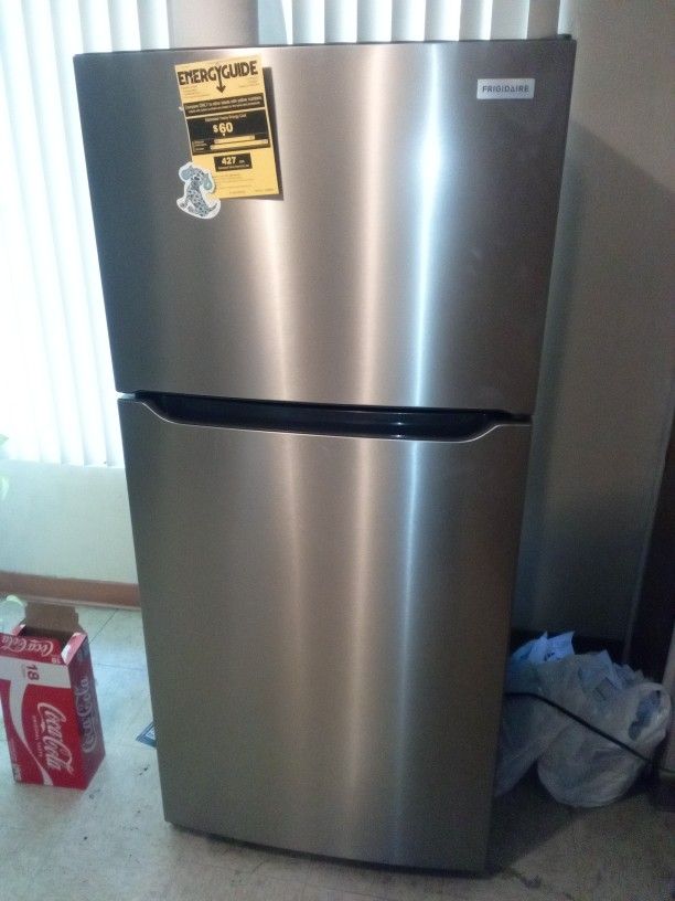 Frigidaire GRFS2853A Gallery 36 Inch Wide 27.8 Cu. Ft. Energy Star Certified Fingerprint Resistant French Door Refrigerator