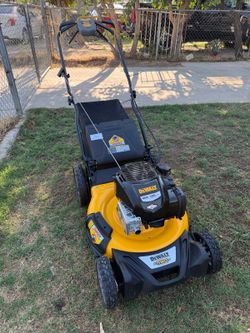 DEWALT
21 in. 163cc Briggs and Stratton 725Exi Engine Rear Wheel Drive 3-in-1 Gas Self Propelled Walk Behind Lawn Mower