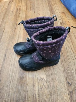 Big Kids snow boots size 7