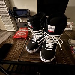 Brand new uni sex snow boots