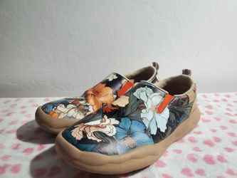 Flower Patterned Slip-On Shoes with Wolf Shoe Print
