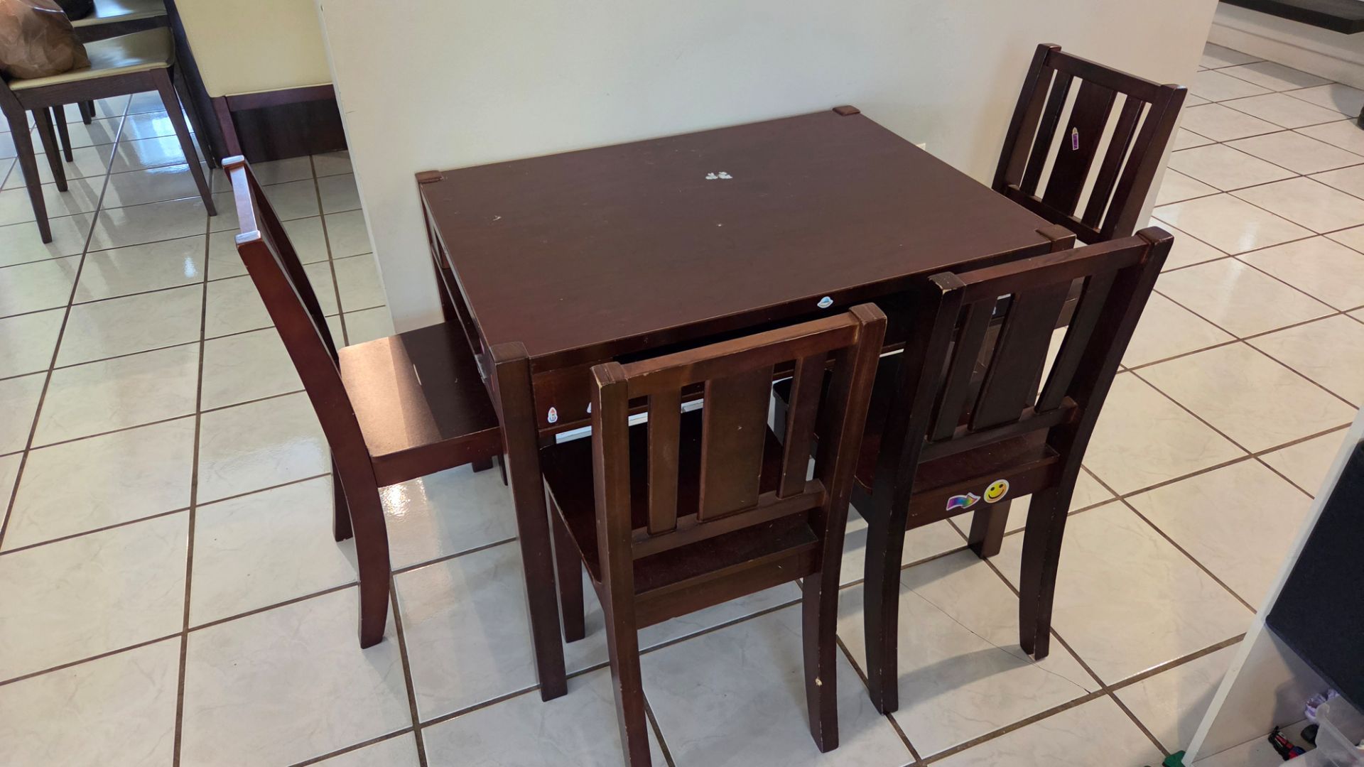 Kids table and chairs 4