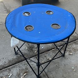 Outdoors table w cup holders