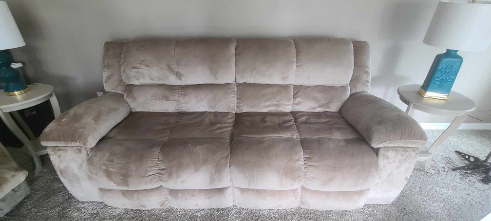 Beautiful Newer Reclining Couch 